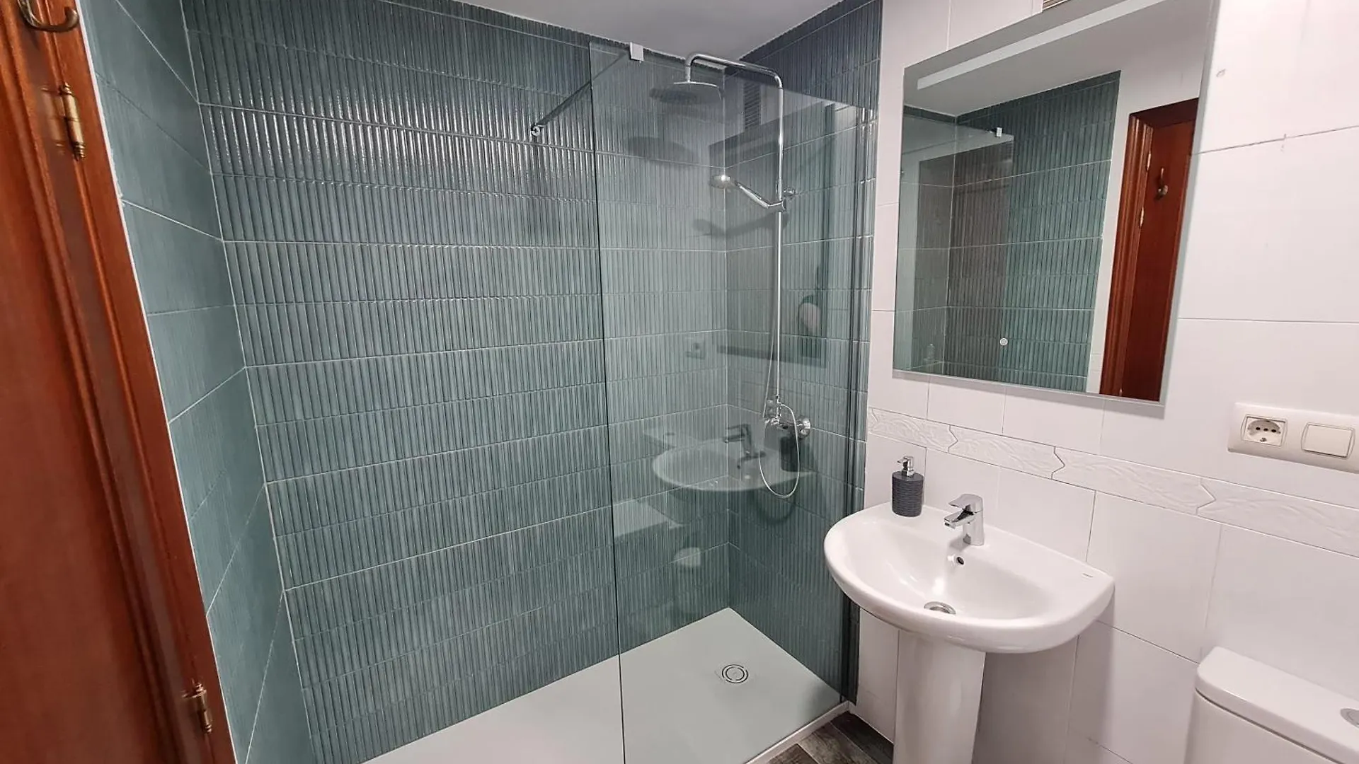 Apartamento Alaska 800 M De La Playa Parking Privado Malaga Apartment